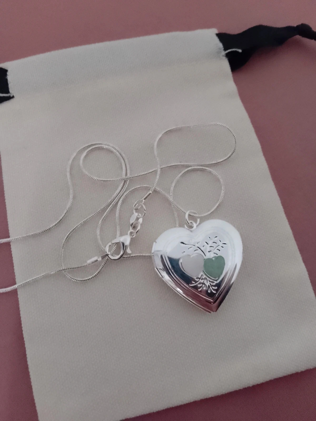 Collier médaillon coeur avec pierres naturelles